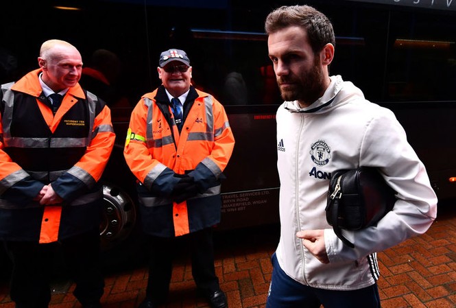 M.U vs Southampton: 'Quỷ đỏ' chào đón Mata trở lại Mata vừa phải trở lại quê nhà chịu tang ông nội.