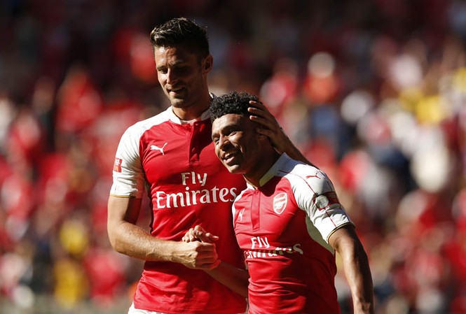 Arsenal trói chân thành công hai ngôi sao Alex Oxlade-Chamberlain và Olivier Giroud sẽ tiếp tục gắn bó với Arsenal.