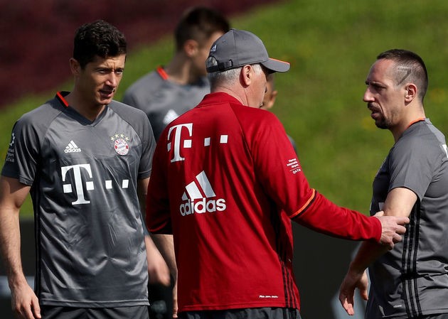 HLV Ancelotti báo tin buồn cho Real, M.U và Chelsea HLV Ancelotti khẳng định Lewandowski sẽ không rời Bayern Munich.