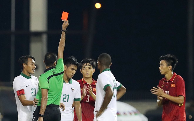 Cầm hòa Việt Nam, U22 Indonesia mất 2 'chiến tướng' Hanif Sjahbandi bị treo giò ở trận tiếp theo vì thẻ đỏ. Ảnh: Vnexpress