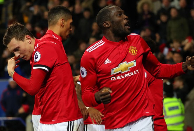 Ibra được cưng chiều, Lukaku bất mãn ra mặt Romeu Lukaku bất mãn khi Ibrahimovic được cưng chiều.