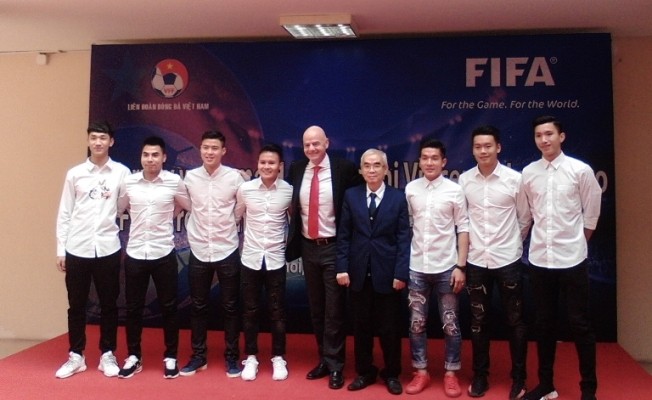 BẢN TIN Thể thao: Chủ tịch FIFA đánh giá chiến tích của U23 Việt Nam Chủ tịch FIFA Gianni Infantino chụp hình cùng các cầu thủ U23 Việt Nam.