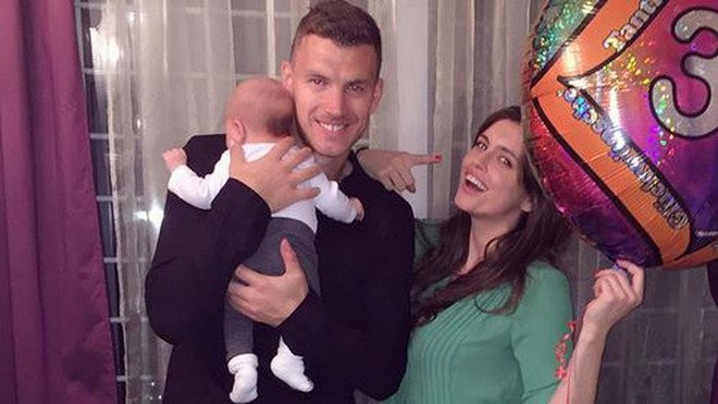Loại Barcelona, AS Roma 'mang ơn'... 2 người phụ nữ Edin Dzeko không thể rời AS Roma hồi tháng 1 vừa qua vì 2 người phụ nữ.