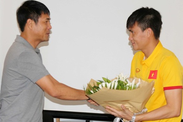 BẢN TIN thể thao: HLV Hữu Thắng nói về tự truyện của Công Vinh HLV Hữu Thắng không muốn bàn luận nhiều về cuối tự truyện của Lê Công Vinh.