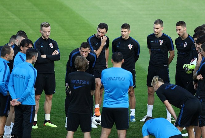 Trước chung kết World Cup, Croatia bị phạt nặng vì một chiếc tất ĐT Croatia nhận án phạt trước thềm chung kết World Cup 2018.