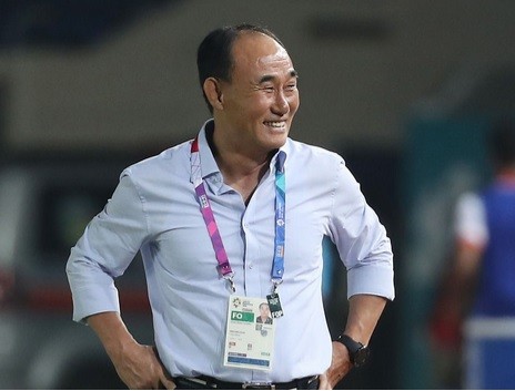 HLV đội tuyển Olympic Hàn Quốc nhận thưởng từ KFA HLV Kim Hak-bum đã trải qua một kỳ ASIAD thành công.