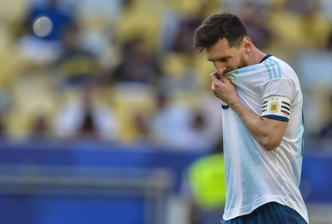 Chơi kém ở Copa America, Messi 'đổ lỗi' cho... sân đấu Messi phàn nàn về mặt sân tại Copa America 2019.