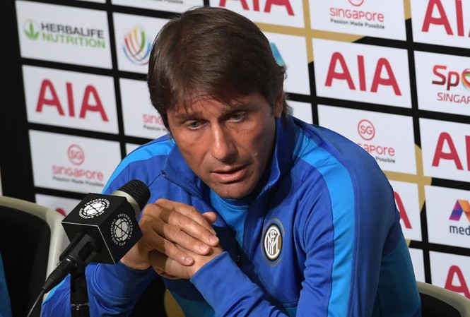 HLV Conte đứng ngồi không yên vì Lukaku HLV Antonio Conte của Inter Milan.