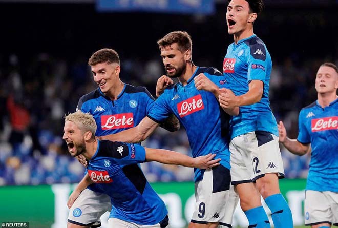 Hàng thủ mơ ngủ, đương kim vô địch Champions League Liverpool thua trắng Napoli Niềm vui của các cầu thủ Napoli.