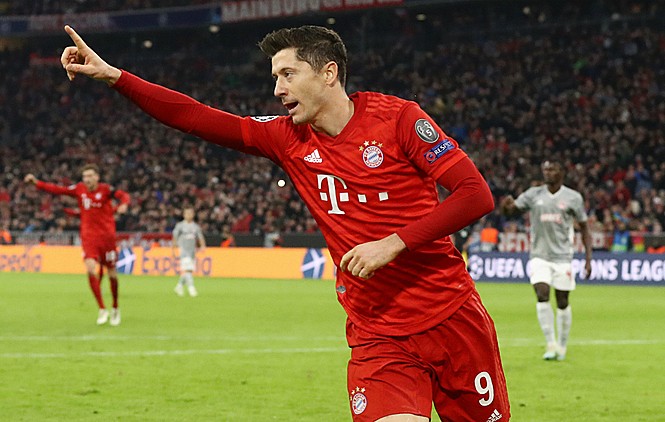 Ba ‘đại gia’ sớm giành vé đi tiếp tại Champions League Robert Lewandowski ăn mừng bàn thắng cho Bayern Munich.
