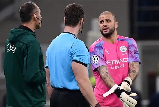 Man City mất 2 thủ môn, hậu vệ về trấn giữ khung thành Kyle Walker đã hoàn thành xuất sắc vai trò thủ môn bất đắc dĩ.