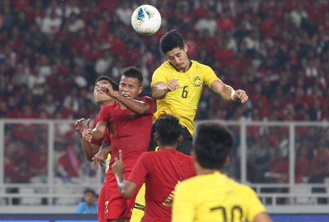 Hạ Indonesia, Malaysia áp sát đội tuyển Việt Nam Malaysia đánh bại Indonesia với tỷ số 2-0.