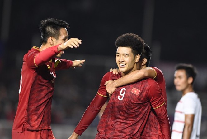Tiến Linh và Đức Chinh đi vào lịch sử bóng đá Việt Nam Đức Chinh lập "hat-trick" nhấn chìm U22 Campuchia.