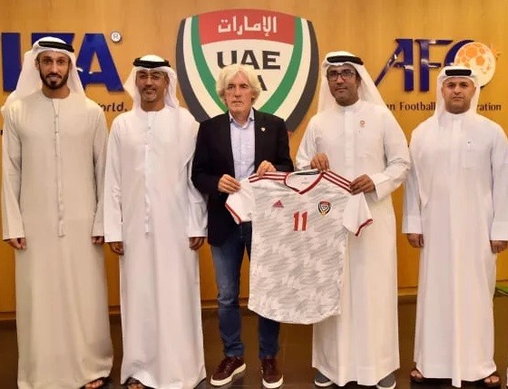 UAE bổ nhiệm HLV Serbia, quyết 'lật đổ' ĐT Việt Nam LĐBĐ UAE bổ nhiệm HLV Ivan Jovanovic vào cương vị HLV trưởng ĐTQG nước này.