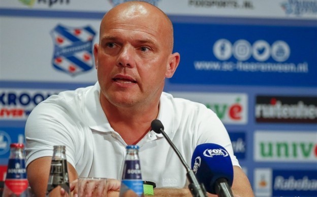 Thầy của Văn Hậu được Heerenveen thưởng lớn HLV Johnny Jansen của SC Heerenveen.