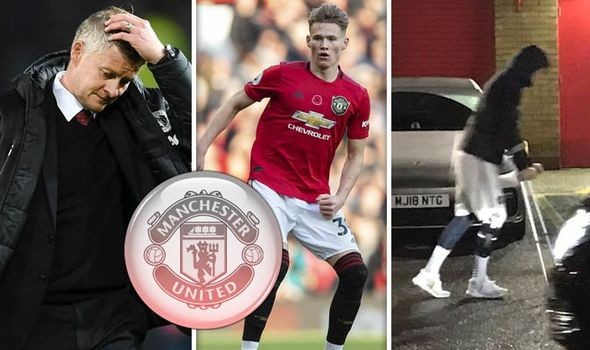 McTominay chống nạng rời sân sau khi M.U vùi dập Newcastle McTominay chống nạng rời sân sau chiến thắng của M.U.