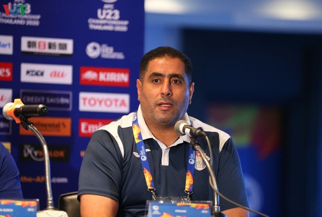 HLV Jordan nói gì khi hòa U23 UAE đúng 'kịch bản'? HLV Ahmed Abu Ismail của U23 Jordan.