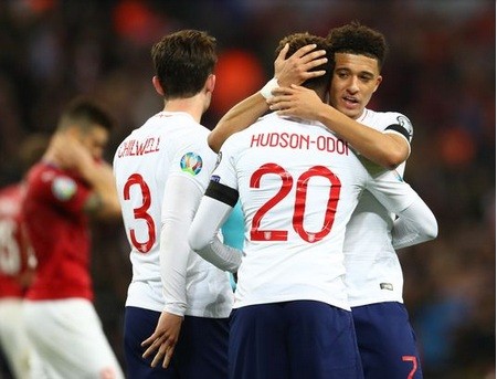 Tỷ phú chi 300 triệu bảng, Chelsea xây đội hình trong mơ Chelsea muốn chiêu mộ Jadon Sancho (phải) trong hè 2020.