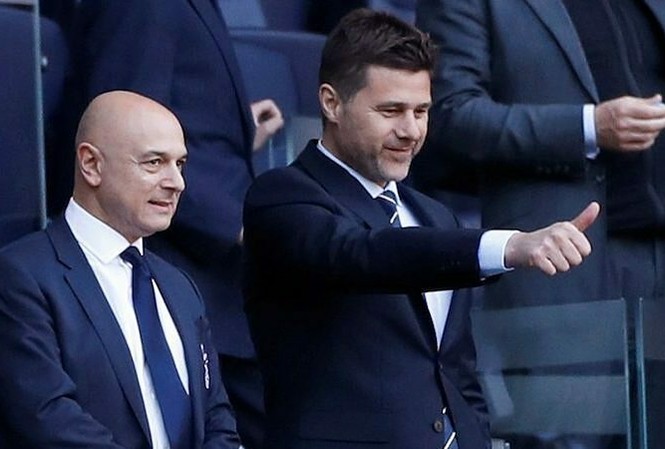 Vì COVID-19, Chủ tịch Tottenham cầu cạnh HLV Pochettino Chủ tịch Danyel Levy và HLV Mauricio Pochettino khi còn mặn nồng.