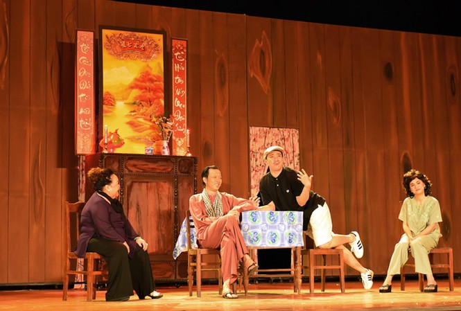 Hoài Linh gặp tai nạn trên sân khấu liveshow ‘Sui gia đối mặt’ Hoài Linh trên sân khấu trong một liveshow