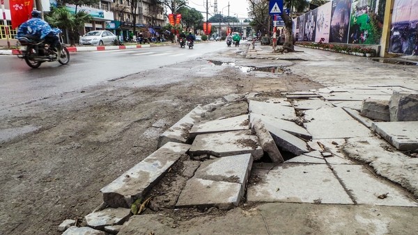 Nhìn gần các tuyến phố mới lát đá 'bền 70 năm' đã vỡ Vỉa hè lát đá tự nhiên "bền 70 năm" ở nhiều tuyến phố vừa lát đã bị vỡ, bong tróc.