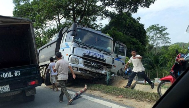 Bị xe tải đâm, gia đình 3 người thảm nạn Chiếc xe tải gây tai nạn. Ảnh: Yên Minh.