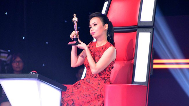 Cẩm Ly 'đại chiến' với Dương Khắc Linh tại Giọng hát Việt nhí Bất ngờ với chiếc cúp tượng Oscar của Cẩm Ly