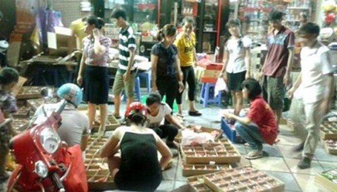 Hô biến bánh trung thu ế thành bánh kẹo 'xịn' Bánh Trung thu ế được các lò bánh kẹo mua lại để sản xuất ra bánh kẹo mới. Ảnh: An Ninh Thủ Đô