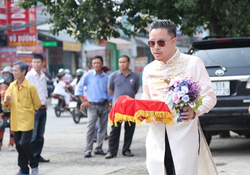 Victor Vũ diện áo dài, dùng xe mui trần đi hỏi cưới Đinh Ngọc Diệp Victor Vũ và Đinh Ngọc Diệp sống chung tại nhà riêng ở quận 2 TP HCM. Sáng 4/10, cả hai chuẩn bị từ khá sớm cùng nhau đến nhà gái ở quận Bình Thạnh cúng tổ tiên, ra mắt họ hàng.