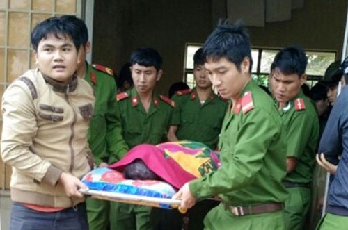 Truy bắt tội phạm ma túy, thiếu úy công an đuối nước tử vong Thi thể thiếu úy Vũ Văn Nam được cơ quan chức năng bàn giao cho đình. Ảnh: Báo Đăk Nông