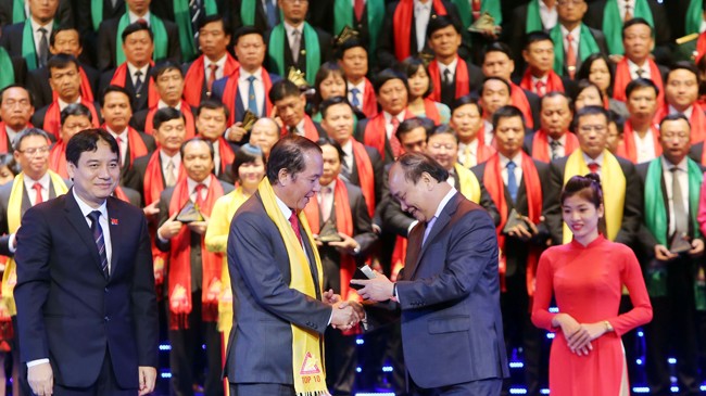 Tập đoàn Hoa Sen vào Top 10 Sao vàng đất Việt 2015 Phó Thủ tướng Nguyễn Xuân Phúc và Bí Thư thứ nhất Trung đoàn TNCS Hồ Chí Minh Nguyễn Đắc Vinh trao danh hiệu Top 10 Sao vàng đất Việt 2015 cho ông Trần Ngọc Chu, Tổng giám đốc Tập đoàn Hoa Sen.