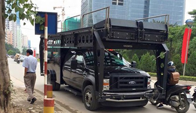 Mục kích siêu xe chống khủng bố Ford F550 Super Duty tại Hà Nội Chiếc Ford F550 Super Duty đồ sộ chạy trên đường phố Hà Nội đã khiến nhiều người phải ngoái nhìn.