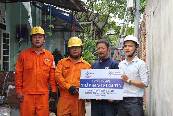 Lắp đặt hệ thống điện miễn phí cho người nghèo Đà Nẵng Một tuyến đường được lắp đặt miễn phí hệ thống chiếu sáng.