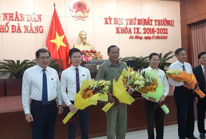 HĐND Đà Nẵng miễn nhiệm hàng loạt chức danh Ủy viên UBND thành phố Lãnh đạo UBND TP và HĐND TP Đà Nẵng tặng hoa cho các cá nhân vừa được miễn nhiệm chức vụ Ủy viên UBND TP