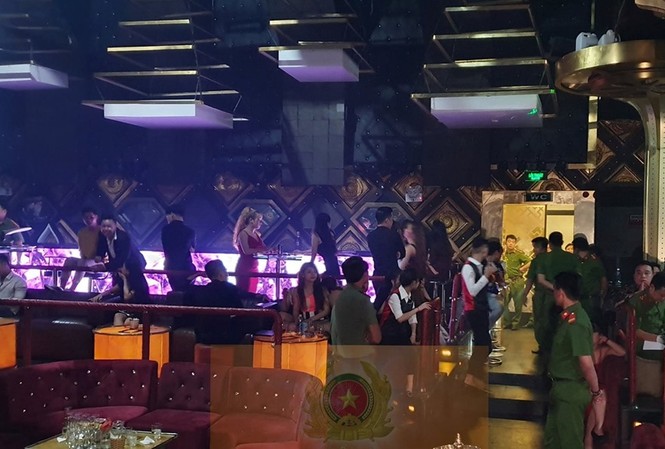 35 người dương tính ma túy trong quán bar lúc nửa đêm Lực lượng công an kiểm tra và phát hiện các sai phạm tại quán bar Q Lounge (tên cũ là F3 Club).