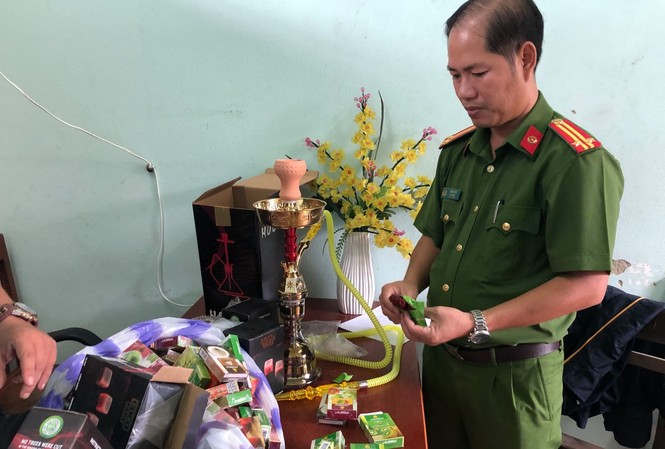 Nhập lậu thuốc shisha từ Trung Quốc về để bán Tết Lực lượng chức năng kiểm kê số hàng không rõ nguồn gốc xuất xứ được nhập từ Trung Quốc về.