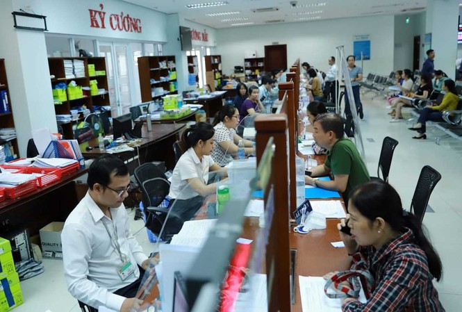 Đà Nẵng sửa quy định cán bộ 'nhường ghế' cho người trẻ được hỗ trợ tiền Người dân giao dịch tại Trung tâm hành chính TP Đà Nẵng.