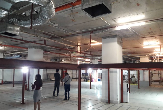 Biến tầng 1 thành bãi đỗ xe, dân chung cư nơm nớp lo cháy nổ Tầng 1 tòa nhà chung cư F.Home được cắt đôi để làm bãi đỗ xe 2 tầng khiến cư dân lo lắng.