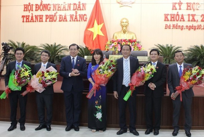 HĐND TP Đà Nẵng miễn nhiệm và bầu nhiều chức danh quan trọng Ông Huỳnh Đức Thơ, Chủ tịch UBND TP Đà Nẵng tặng hoa cho các nhân sự vừa được bầu và miễn nhiễm.