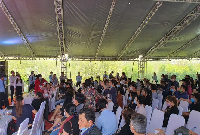 Hàng trăm khách hàng tiếp tục vây dự án Đa Phước để đòi quyền lợi Khách hàng đòi quyền lợi tại dự án Đa Phước (TP Đà Nẵng).