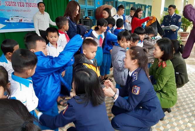 Nữ chiến sĩ Cảnh sát biển lên núi mang 'xuân yêu thương' cho trẻ nhỏ Các nữ chiến sĩ Vùng cảnh sát biển 2 trao áo ấm và quà cho học sinh có hoàn cảnh khó khăn, là con em của đồng bào dân tộc Cor.