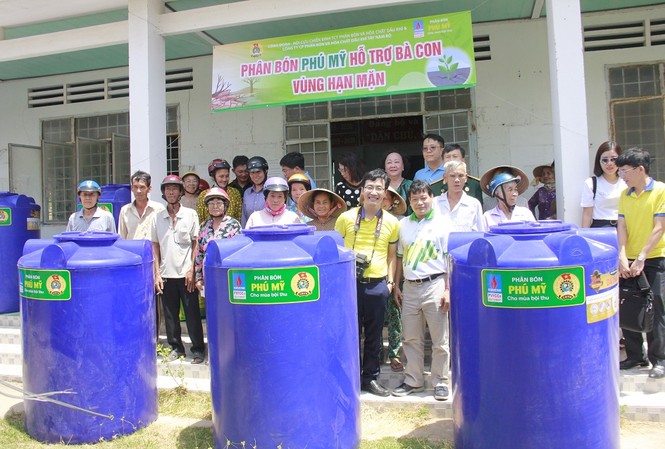 Đạm Phú Mỹ tặng 50 bồn nước cho bà con vùng hạn mặn Bến Tre Công đoàn PVFCCo vừa phối hợp với các đơn vị liên quan, tặng 50 bồn nước cho bà con vùng bị hạn mặn ở huyện Thạnh Phú (Bến Tre)