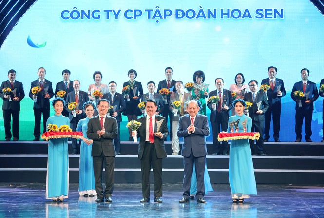 Tập đoàn Hoa Sen 5 lần liên tiếp được vinh danh tại Chương trình Thương hiệu Quốc gia Ông Vũ Văn Thanh, Phó Tổng giám đốc Tập đoàn Hoa Sen, đại điện Tập đoàn nhận chứng nhận Thương hiệu Quốc gia 2020