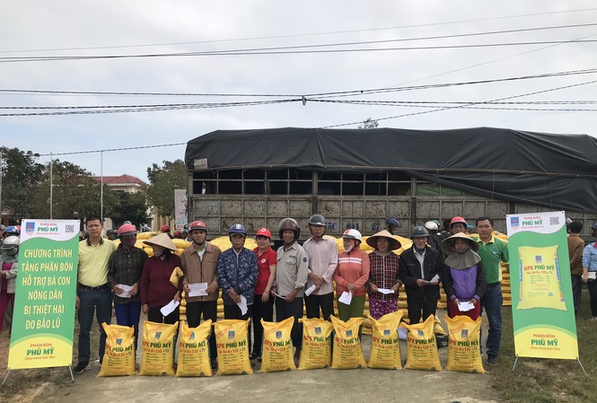 Hỗ trợ 280 tấn phân bón Phú Mỹ cho bà con vùng bão lũ miền Trung Tổng công ty Phân bón và Hóa chất Dầu khí- PVFCCo tặng 280 tấn phân bón Phú Mỹ hỗ trợ bà con miền Trung vùng bị thiệt hại do bão lũ.