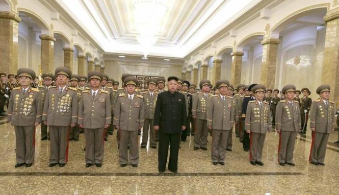 Triều Tiên thăng hàm hàng loạt tướng lĩnh Lãnh đạo Kim Jong Un cùng các quan chức cấp cao đến thăm Cung Kumsusan hôm 16/2