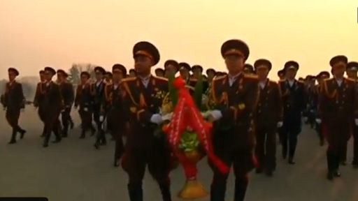Triều Tiên kỉ niệm sinh nhật cố Chủ tịch Kim Jong Il Quân nhân đến đặt hoa tại tượng đài cố Chủ tịch Kim Jong Il nhân ngày sinh nhật hôm 16/2