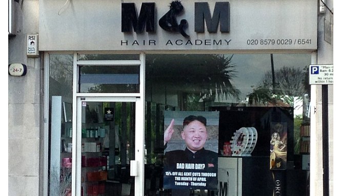 Triều Tiên tức giận vì ảnh quảng cáo Tấm poster khuyến mại in hình lãnh đạo Triều Tiên Kim Jong Un treo trước cửa hàng tạo mẫu tóc M&M