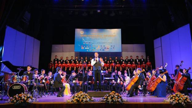 “Giai điệu Thắp Sáng Niềm Tin – Hope Symphony” với nhạc trưởng Lê Phi Phi “Giai điệu Thắp Sáng Niềm Tin – Hope Symphony” với nhạc trưởng Lê Phi Phi