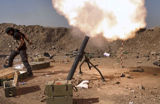 Thế giới tuần qua: Trung Đông chìm trong bạo lực Một dân quân Iraq thuộc lực lượng Saraya al-Salam (Lữ đoàn Hòa bình) do giáo sỹ Hồi giáo dòng Shiite Moqtada al-Sadr thành lập bắn đạn pháo trong cuộc đụng độ với các chiến binh của Nhà nước Hồi giáo tự xưng ở Tuz Khurmatu, tỉnh Salaheddin hôm 31/8.