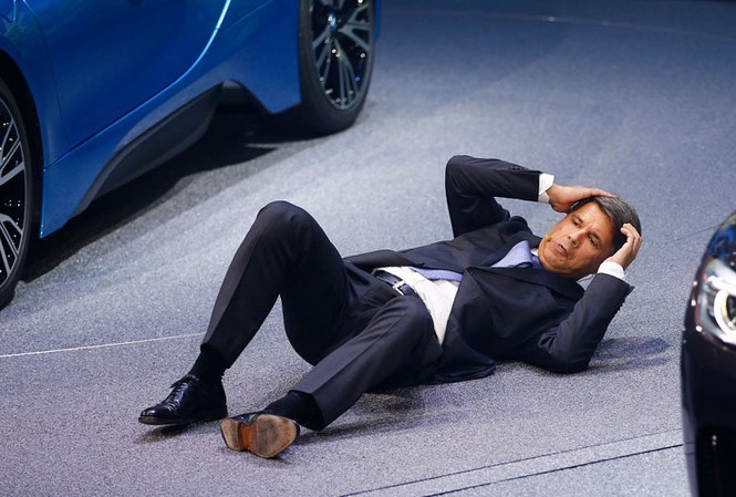 CEO BMW bỗng dưng ngất xỉu khi đang họp báo Ông Haral Kruger, CEO của BMW ngất khi đang phát biểu